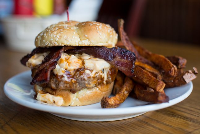 052913_Sidetrack_Mac_&_Cheese_burger_CS (2 of 4).JPG